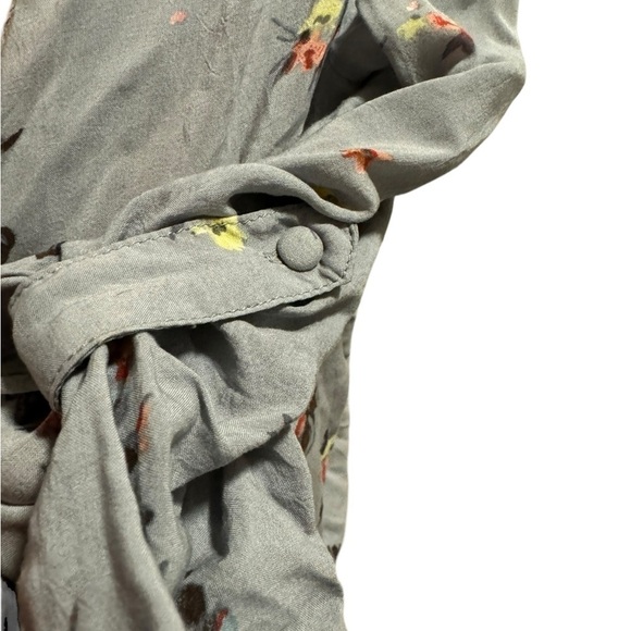 Torrid Women's Size 1 Blouse Gray Pink Yellow Floral Tab Sleeve Button Front - Picture 8 of 11